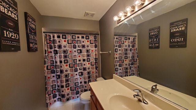 full bathroom with vanity, toilet, visible vents, and a shower with shower curtain