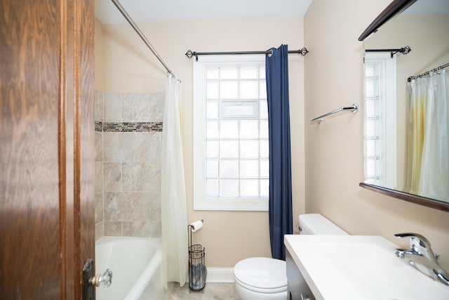 full bath featuring a wealth of natural light, shower / tub combo with curtain, baseboards, and toilet