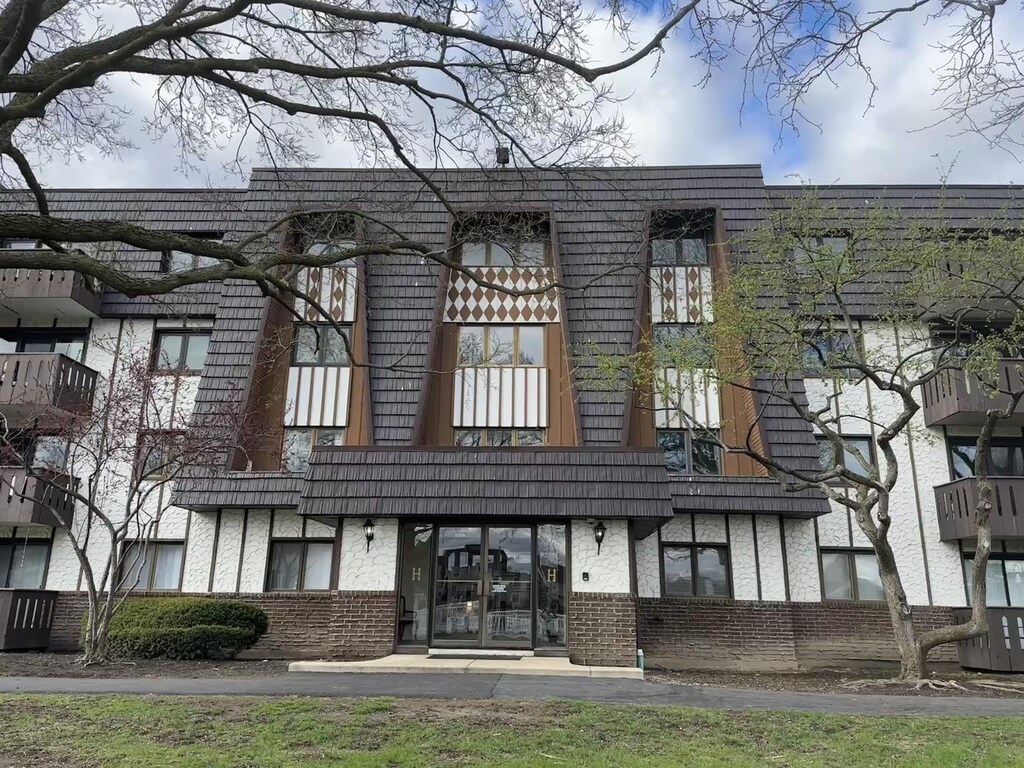 13200 W Heiden Cir Unit 2201, Lake Bluff, IL 60044 - view of property featuring central AC