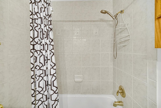 bathroom featuring shower / tub combo
