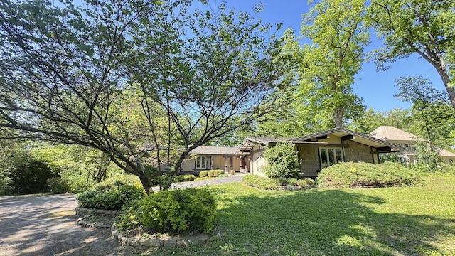 8712 W 121st St, Palos Park, IL 60464 - view of grassy yard featuring a garage