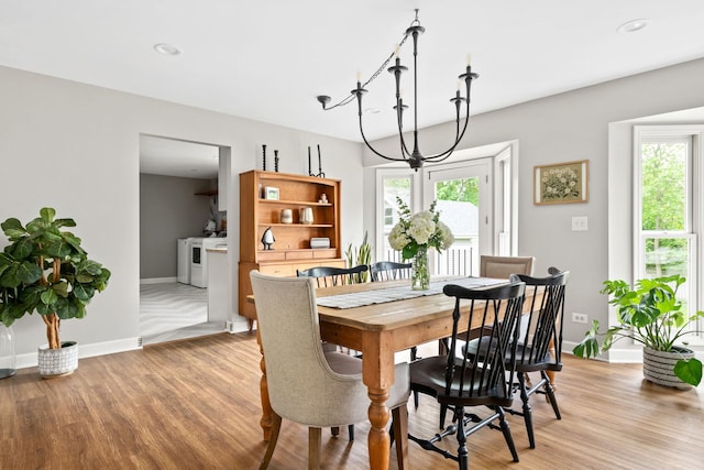 dining area with light wood-type flooring, recessed lighting, baseboards, and independent washer and dryer