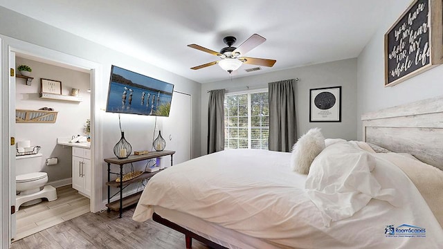 514 E Thornhill Ln, Palatine, IL 60074 - bedroom with light wood-style flooring, ensuite bathroom, a ceiling fan, and visible vents