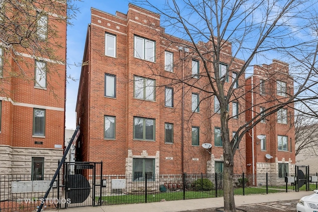 2336 W Harrison St Unit 4, Chicago, IL 60612 - view of property featuring a fenced front yard