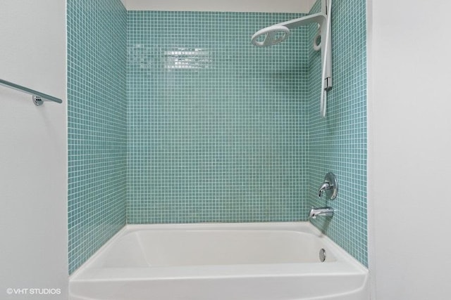 bathroom with shower / tub combination