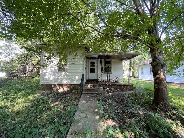 608 S Elm St, Villa Grove, IL 61956 - view of front of property featuring a porch