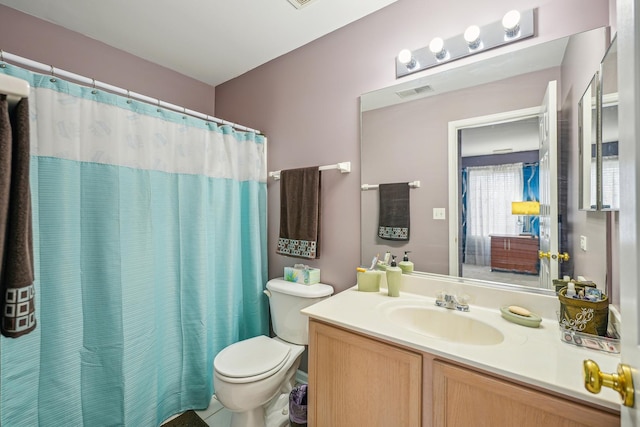 full bathroom featuring visible vents, toilet, vanity, and a shower with curtain