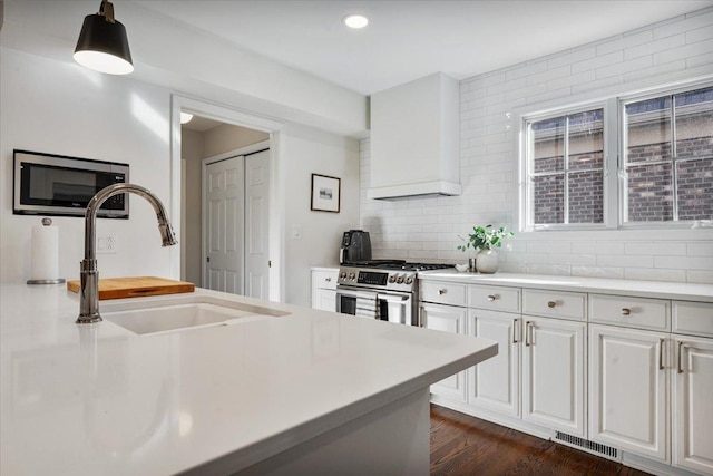 kitchen featuring white cabinets, a sink, visible vents, stainless steel appliances, and light countertops