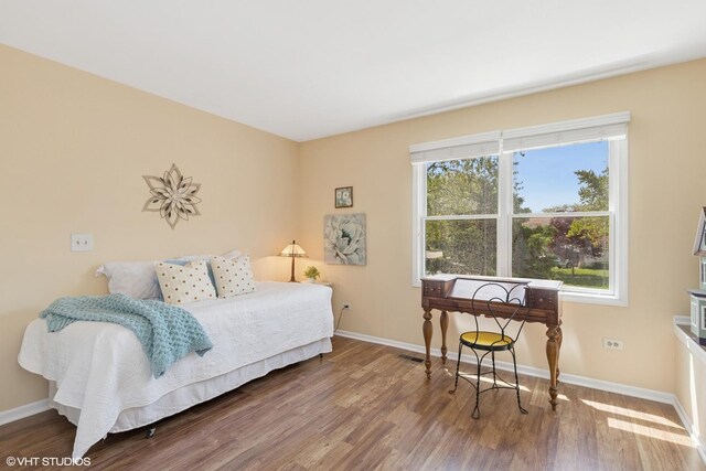 1900 Buckingham Rd, Mundelein, IL 60060 - bedroom featuring wood finished floors and baseboards