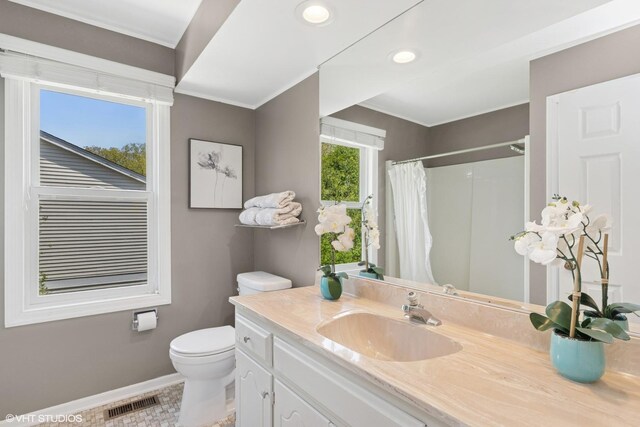 1900 Buckingham Rd, Mundelein, IL 60060 - full bathroom featuring baseboards, toilet, vanity, a shower with curtain, and recessed lighting