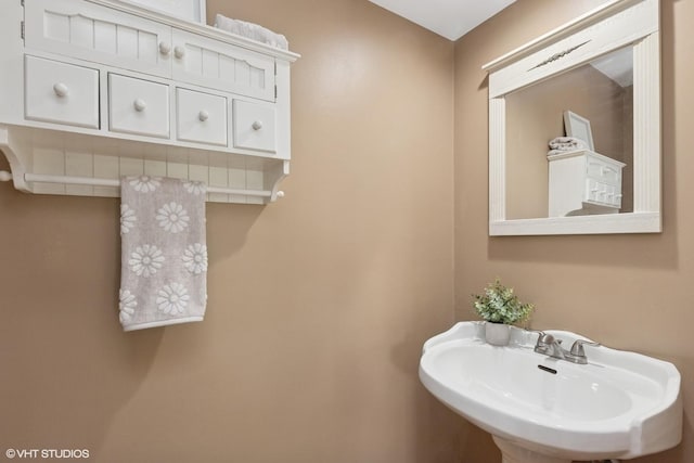 1900 Buckingham Rd, Mundelein, IL 60060 - bathroom featuring a sink