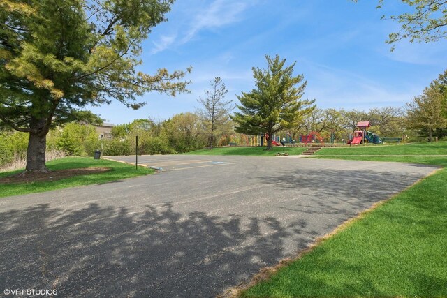 1900 Buckingham Rd, Mundelein, IL 60060 - surrounding community featuring a yard