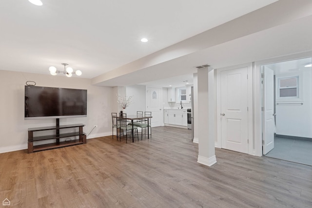 living room featuring recessed lighting, visible vents, baseboards, and light wood-type flooring