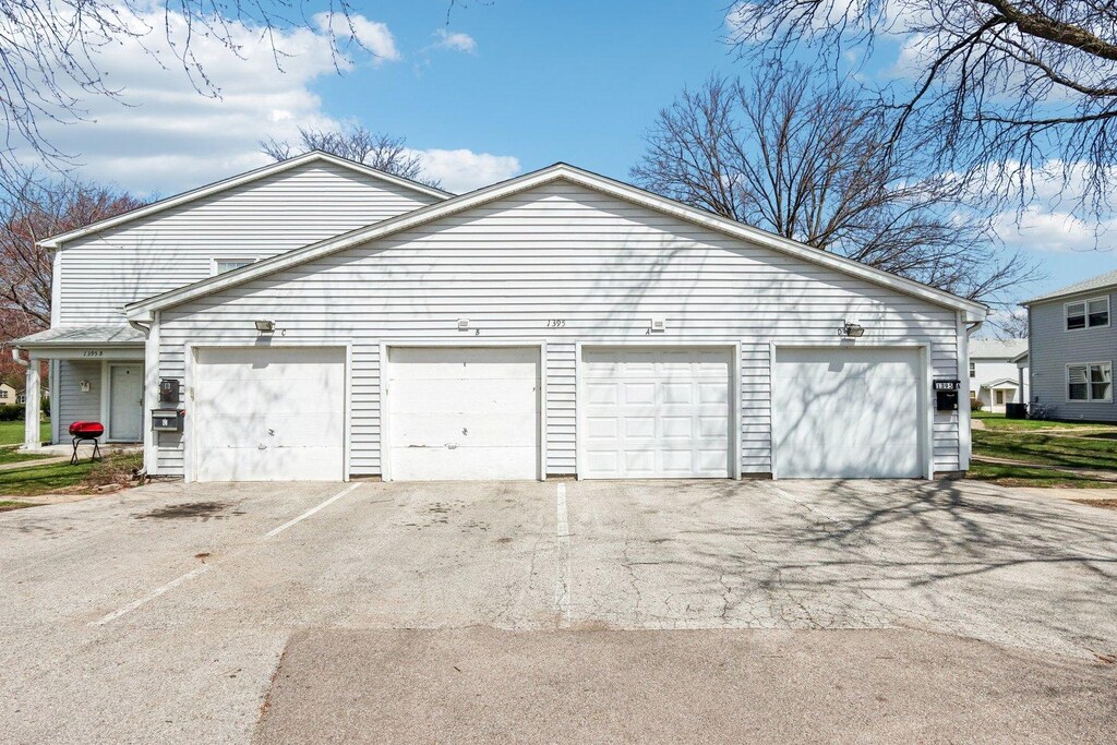 1395 S Glen Cir S Unit D, Aurora, IL 60506 - garage with driveway