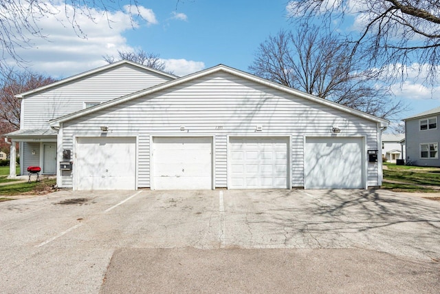 1395 S Glen Cir S Unit D, Aurora, IL 60506 - garage with driveway