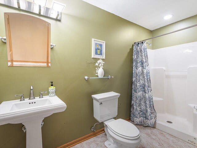 2072 Charnwood Ct, Machesney Park, IL 61115 - full bathroom featuring tile patterned floors, toilet, curtained shower, and baseboards