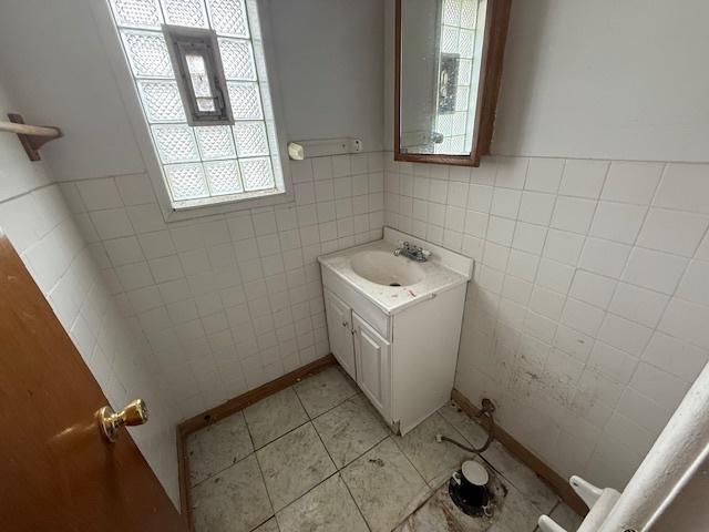 11531 S Throop St, Chicago, IL 60643 - bathroom featuring tile patterned floors, vanity, a wealth of natural light, and tile walls