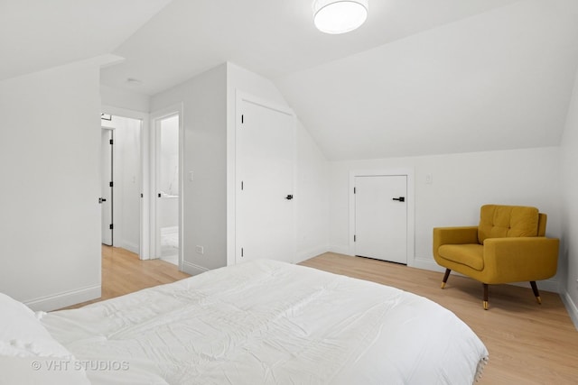 7440 S Oglesby Ave, Chicago, IL 60649 - bedroom with light wood-style flooring, lofted ceiling, and baseboards
