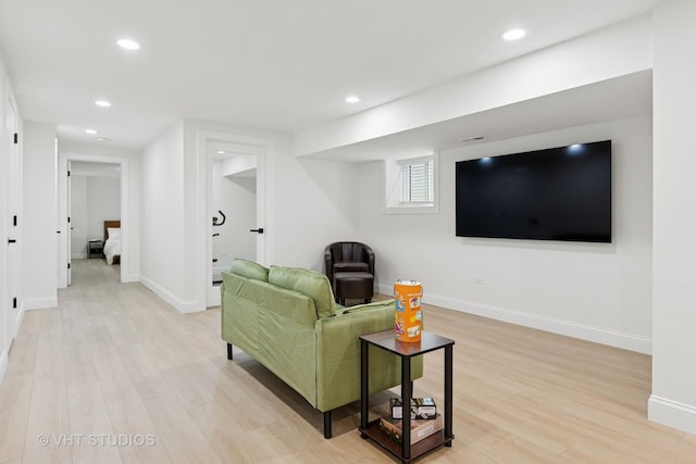 7440 S Oglesby Ave, Chicago, IL 60649 - living area featuring light wood-style floors, baseboards, and recessed lighting