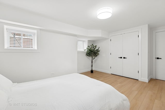 7440 S Oglesby Ave, Chicago, IL 60649 - bedroom featuring light wood-type flooring and baseboards