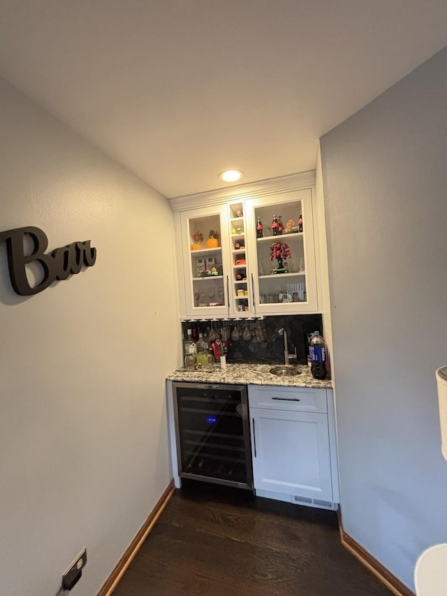 2 Rutgers Ct, Hawthorn Woods, IL 60047 - indoor wet bar with wine cooler, dark wood-style floors, baseboards, decorative backsplash, and recessed lighting