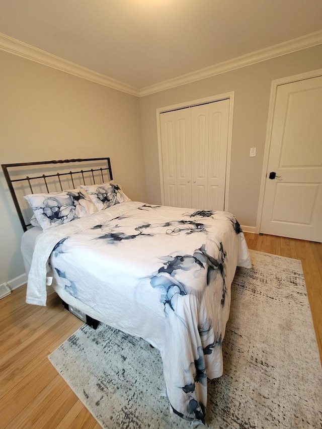 8416 Mccormick Blvd, Skokie, IL 60076 - bedroom featuring a closet, baseboards, ornamental molding, and light wood-type flooring