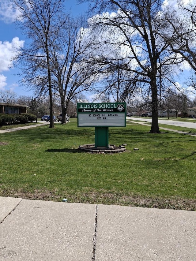 view of property's community featuring a lawn