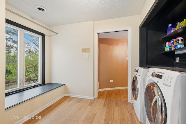 washroom with independent washer and dryer, laundry area, light wood-style flooring, baseboards, and visible vents