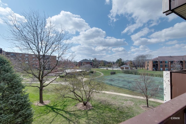 view of property's community featuring a lawn