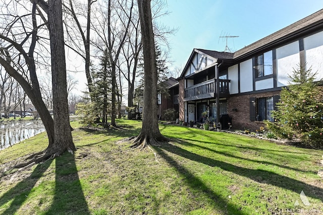 view of yard featuring a balcony