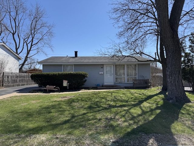 view of front of house featuring fence and a front lawn