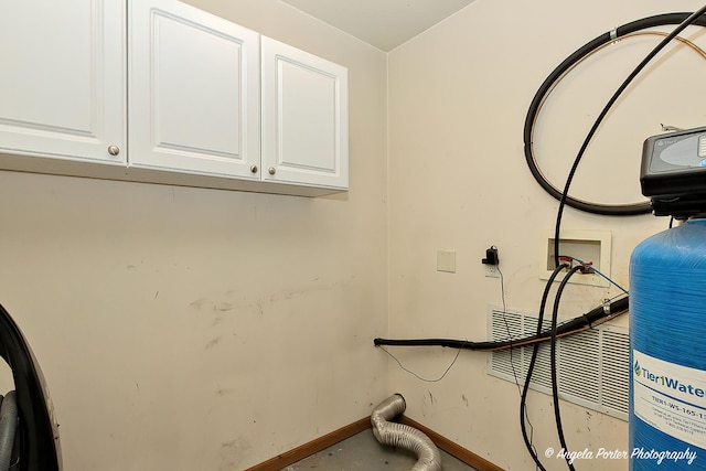 35850 N Benjamin Ave, Ingleside, IL 60041 - laundry area featuring cabinet space, hookup for a washing machine, and baseboards