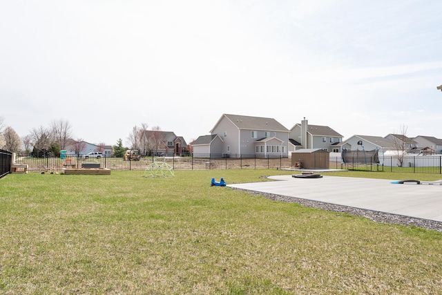 view of yard with a shed, a residential view, and an outdoor structure