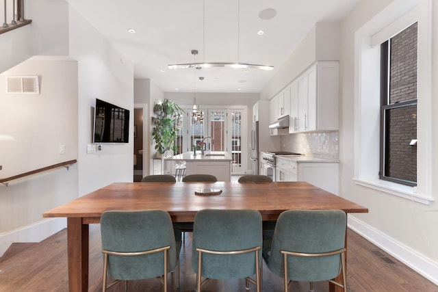 dining area featuring dark wood-style flooring, baseboards, visible vents, and recessed lighting