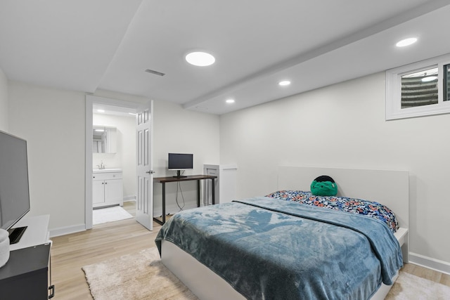 bedroom featuring visible vents, light wood-style flooring, recessed lighting, and baseboards
