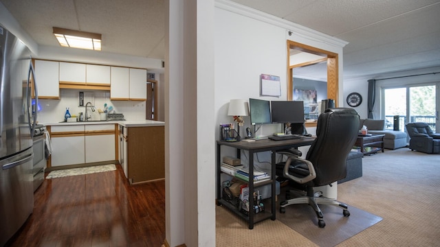 office area featuring a sink and dark wood-style floors