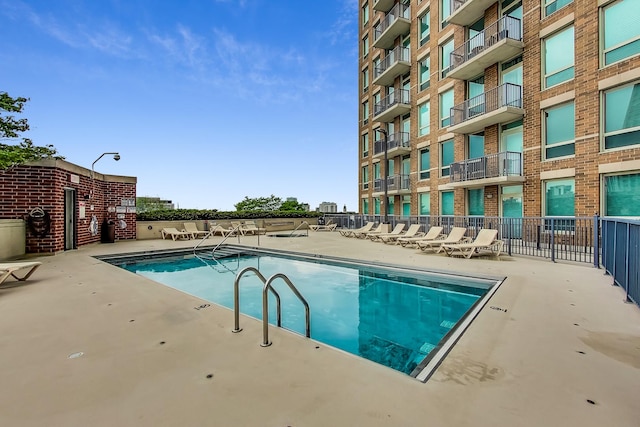 600 N Kingsbury St Unit 1612, Chicago, IL 60654 - community pool with a patio and fence