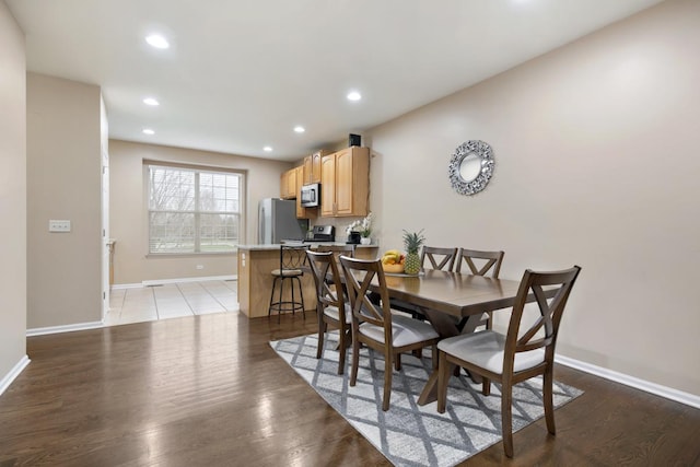 dining space with recessed lighting, light wood-style flooring, and baseboards