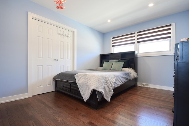 bedroom featuring a closet, recessed lighting, baseboards, and dark wood-style floors