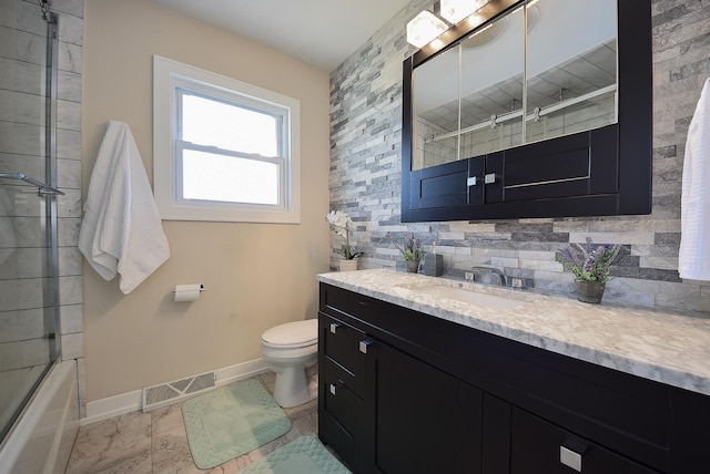 full bath featuring vanity, toilet, baseboards, tasteful backsplash, and visible vents