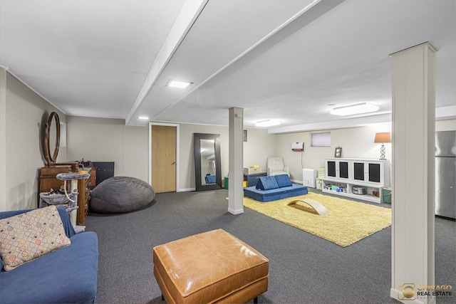 living area with carpet floors and baseboards