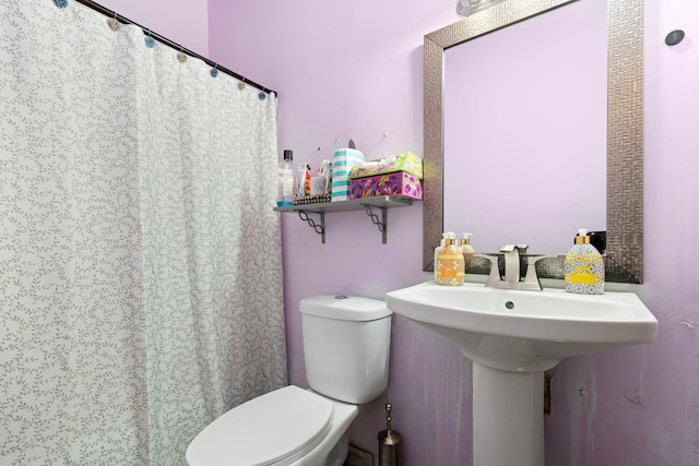 full bath featuring toilet and a shower with shower curtain