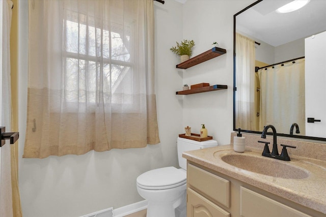415 E 14th St, Gibson City, IL 60936 - bathroom featuring a shower with curtain, vanity, and toilet