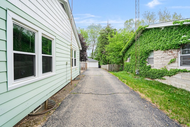 918 Dawes Ave, Joliet, IL 60435 - view of side of property with a detached garage