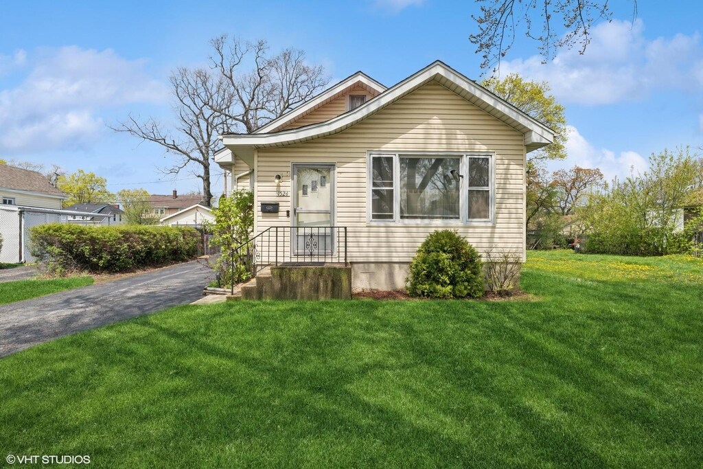 1524 Jenkinson Ct, Waukegan, IL 60085 - view of front of home featuring a front lawn