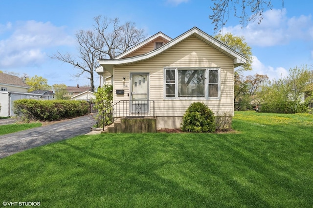 view of front of home featuring a front lawn