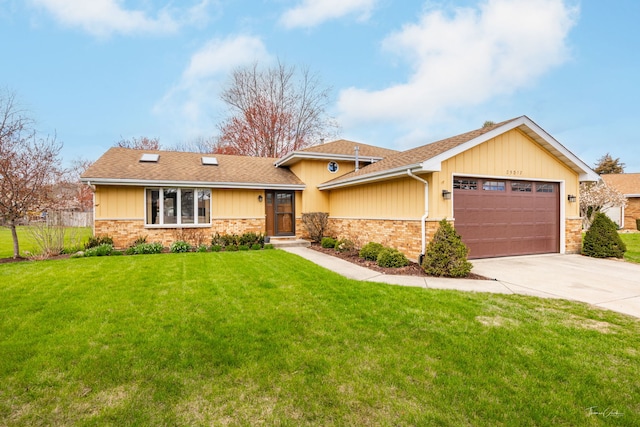 view of front of house featuring a front lawn, driveway, roof with shingles, and a garage