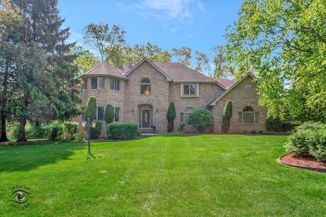 view of front facade featuring a front yard