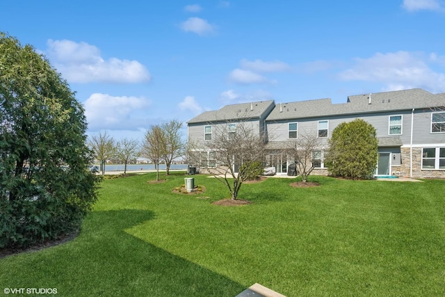 view of green lawn