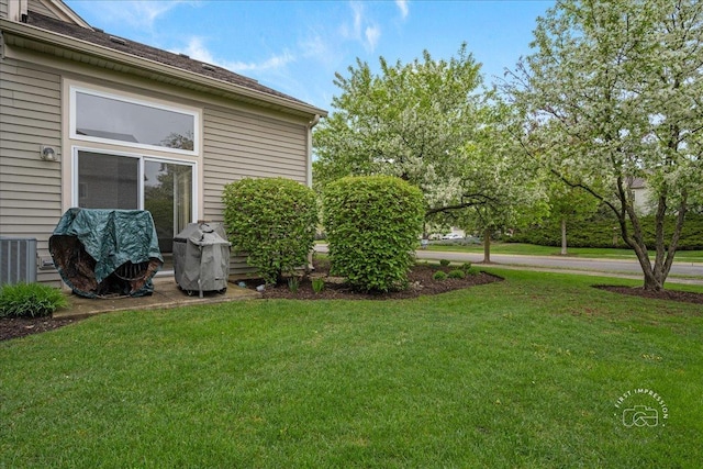 view of grassy yard featuring cooling unit
